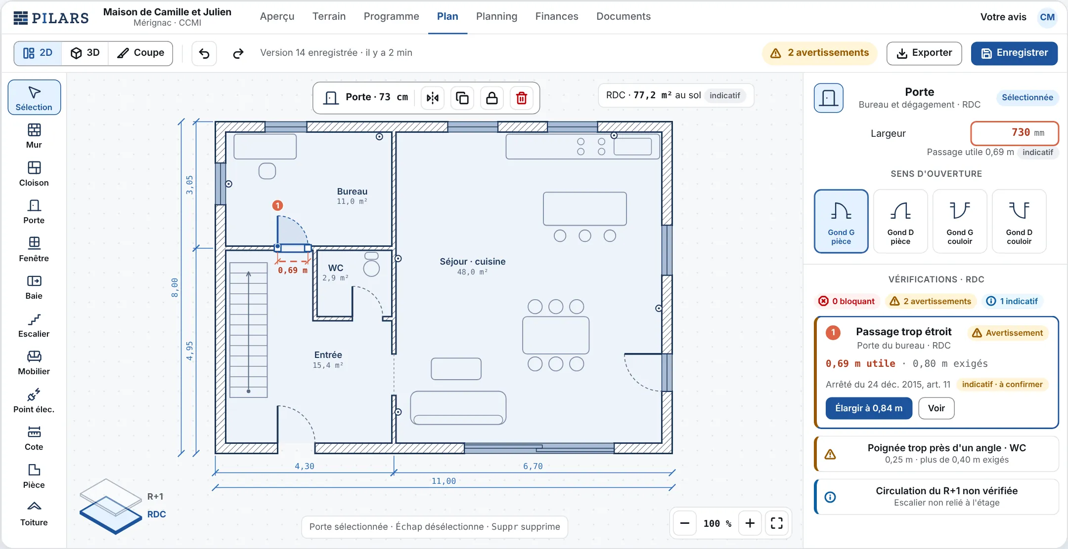 L'éditeur de plan d'un projet de constructeur : plan du rez-de-chaussée, porte sélectionnée et vérifications du plan